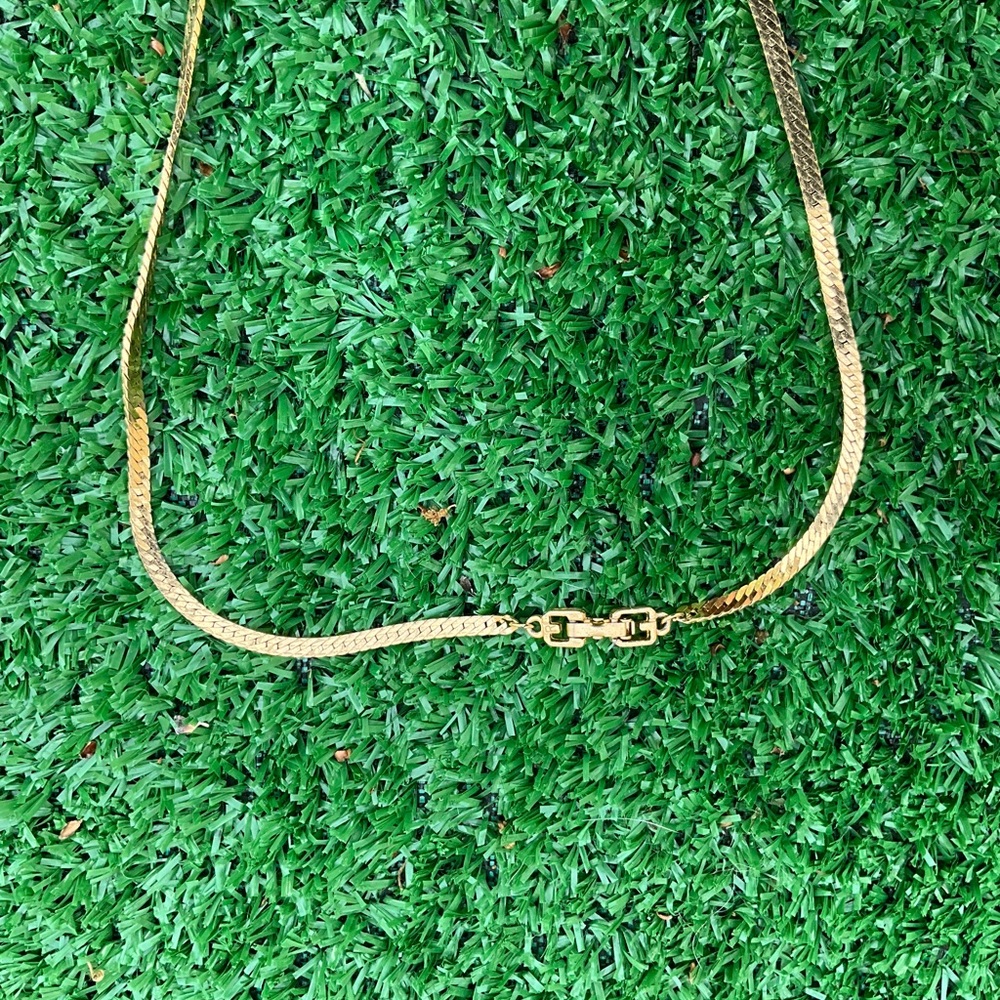 Givenchy gold-toned herringbone chain necklace. - Picture 3 of 10